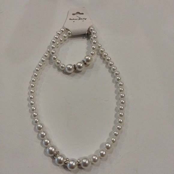 Jewelry - Faux Pearl and stretch Bracelet set 16" to 18" adjustable necklace